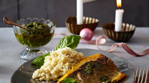 Loup de mer (Wolfsbarsch) mit Graupenrisotto und Pesto Rezept - Foto: House of Food / Bauer Food Experts KG