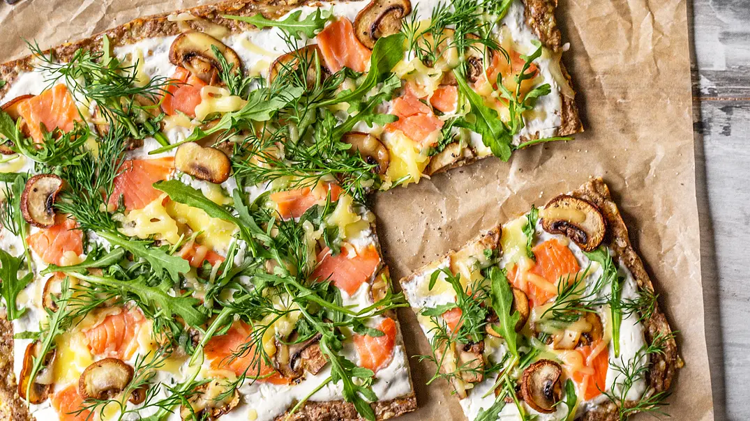 Low Carb-Flammkuchen mit Lachs Rezept - Foto: LECKER @ Bauer Media Group Low Carb-Flammkuchen mit Lachs Rezept - Foto: LECKER @ Bauer Media Group
