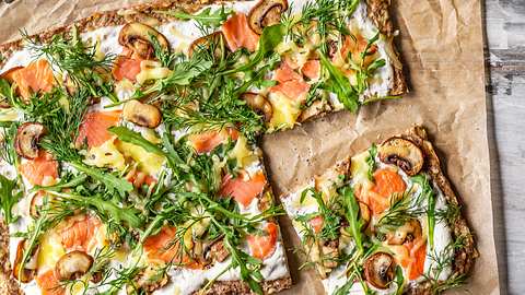 Low Carb-Flammkuchen mit Lachs Rezept - Foto: House of Food / Bauer Food Experts KG