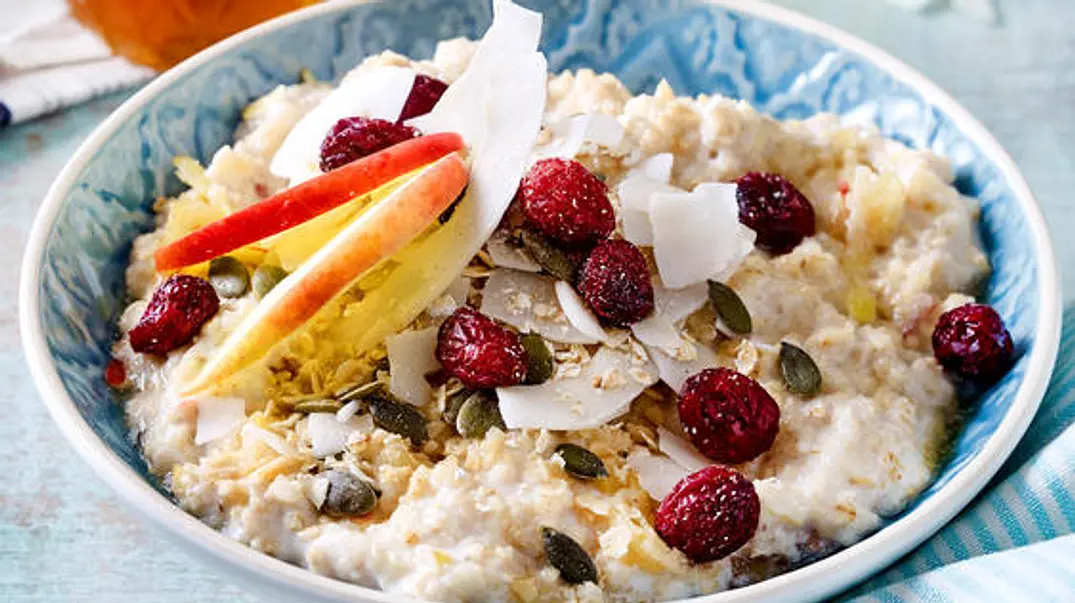 Low Carb Kokos Porridge Rezept - Foto: LECKER @ Bauer Media Group Low Carb Kokos Porridge Rezept - Foto: LECKER @ Bauer Media Group