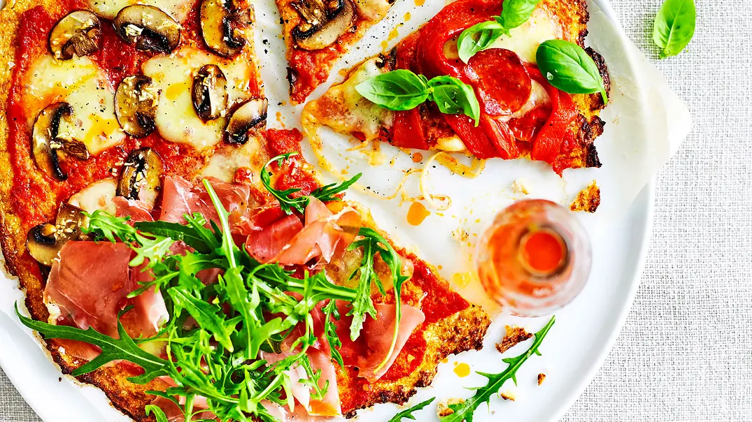 Low-Carb-Pizza gegen Heißhungerattacken Rezept - Foto: LECKER @ Bauer Media Group Low-Carb-Pizza gegen Heißhungerattacken Rezept - Foto: LECKER @ Bauer Media Group