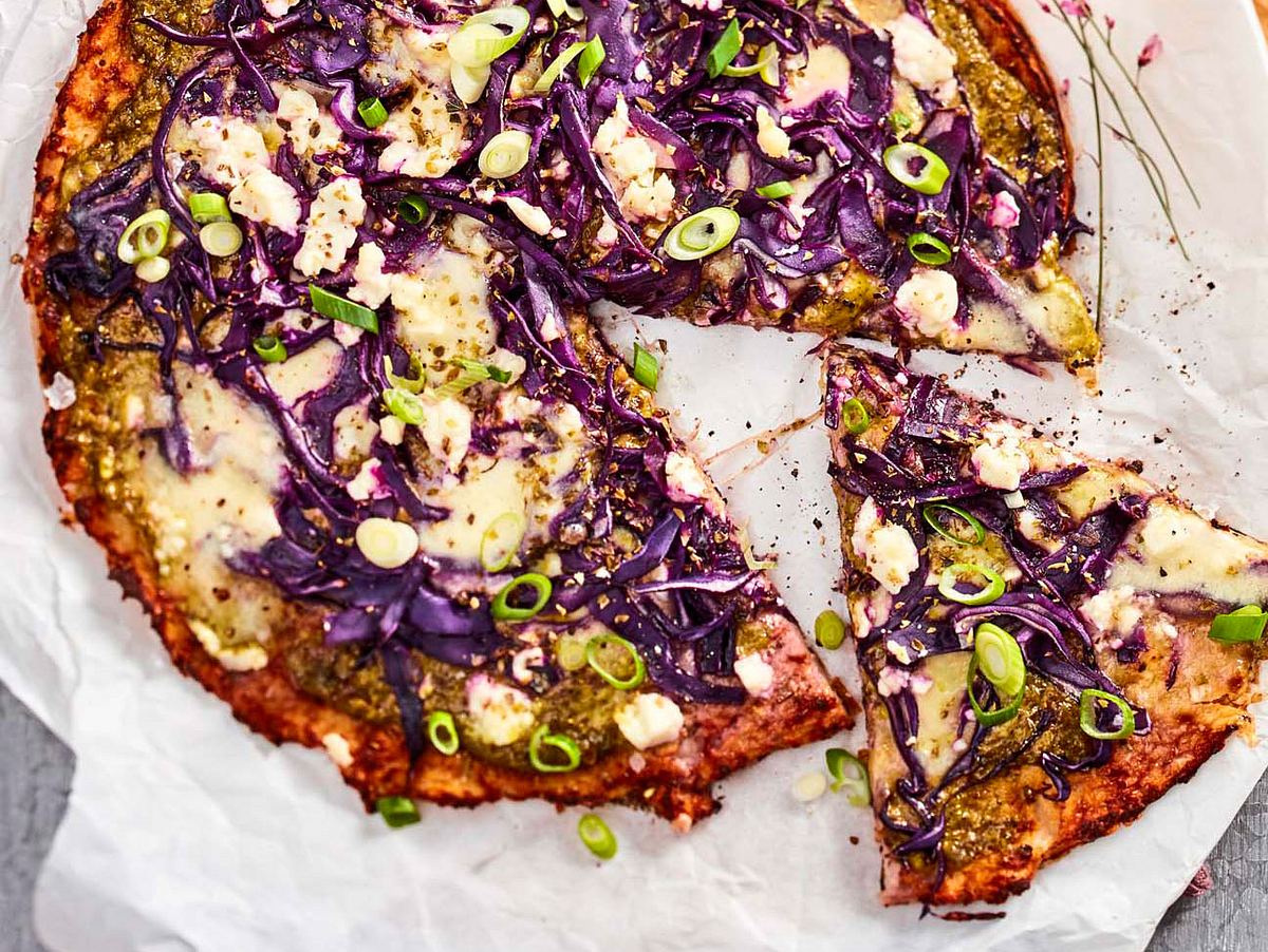 Low-Carb-Pizza mit Rotkohl und Pesto Rezept