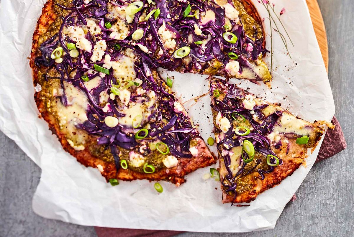 Low-Carb-Pizza mit Rotkohl und Pesto Rezept