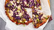 Low-Carb-Pizza mit Rotkohl und Pesto Rezept - Foto: LECKER @ Bauer Media Group
