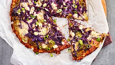 Low-Carb-Pizza mit Rotkohl und Pesto Rezept - Foto: House of Food / Bauer Food Experts KG