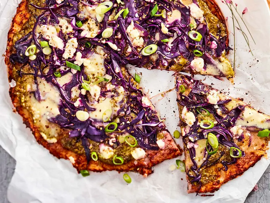 Low-Carb-Pizza mit Rotkohl und Pesto Rezept Low-Carb-Pizza mit Rotkohl und Pesto Rezept