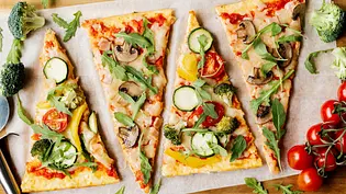 Low Carb-Pizzateig Rezept - Foto: ShowHeroes für LECKER @ Bauer Media Group