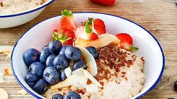 Low Carb-Porridge - so gehts: Low Carb Kokos Porridge - Foto: LECKER @ Bauer Media Group Low Carb-Porridge - so gehts: Low Carb Kokos Porridge - Foto: LECKER @ Bauer Media Group