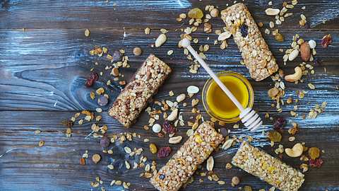 Raw Müsliriegel auf dunklem Holz - Foto: iStock/Probuxtor / undefined undefined