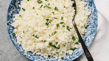 Low Carb Reis aus Blumenkohl - Foto: iStock/Cavan Images