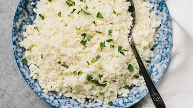 Low Carb Reis aus Blumenkohl - Foto: iStock/Cavan Images