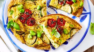 Frittata mit Zucchini, Tomaten und Bohnen auf einem Teller serviert. - Foto: LECKER @ Bauer Media Group Frittata mit Zucchini, Tomaten und Bohnen auf einem Teller serviert. - Foto: LECKER @ Bauer Media Group