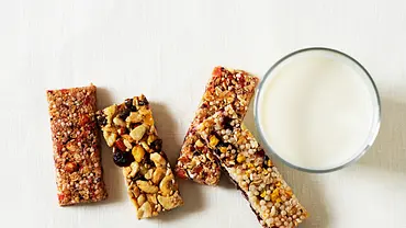 Low Carb Riegel mit einem Glas Milch - Foto: iStock/Dannko Low Carb Riegel mit einem Glas Milch - Foto: iStock/Dannko
