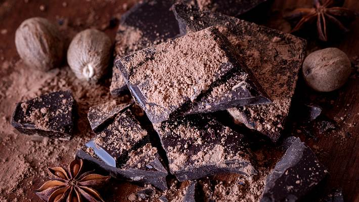 Low Carb Schokolade: Die besten Tafeln zum gesünderen Naschen - Foto: iStock/ Drbouz