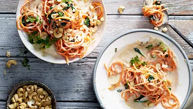 Low Carb-Spaghetti selber machen: Süßkartoffel-Spaghetti mit Cashewsoße - Foto: LECKER @ Bauer Media Group