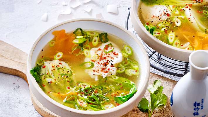 Low Carb-Suppen: Asia-Suppe mit pochiertem Ei - Foto: House of Food / Bauer Food Experts KG