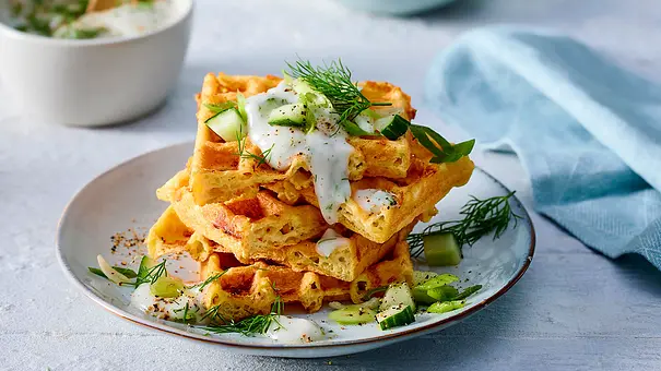Low Carb Waffeln mit herzhaftem Dip als leichtes Abendessen. - Foto: LECKER @ Bauer Media Group