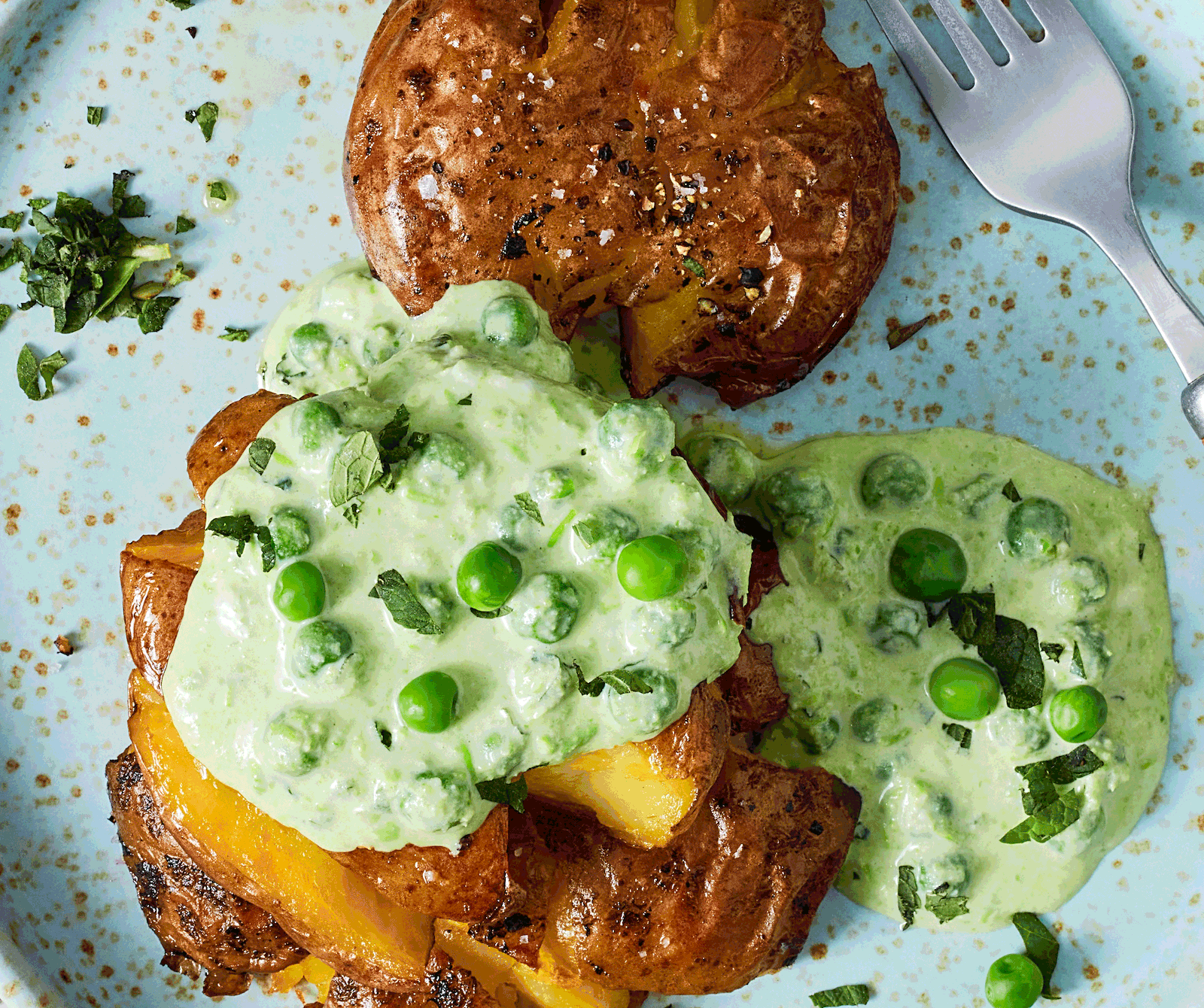 Smashed Potatoes mit Erbsen-Minz-Zaziki Rezept | LECKER