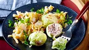 Löwenkopf-Mettbällchen auf Chinakohl-Salat Rezept - Foto: LECKER @ Bauer Media Group Löwenkopf-Mettbällchen auf Chinakohl-Salat Rezept - Foto: LECKER @ Bauer Media Group
