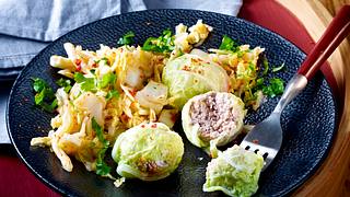 Löwenkopf-Mettbällchen auf Chinakohl-Salat Rezept - Foto: House of Food / Bauer Food Experts KG