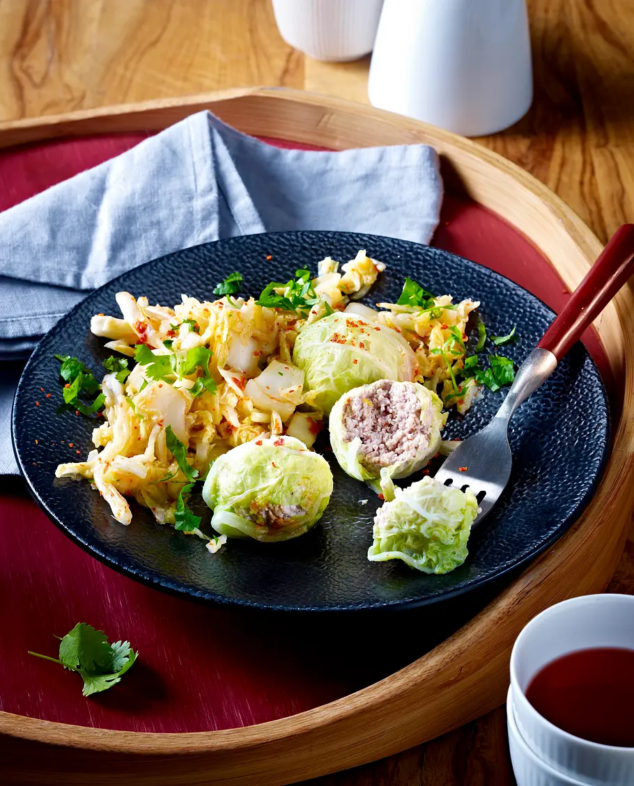 Löwenkopf-Mettbällchen auf Chinakohl-Salat Rezept Löwenkopf-Mettbällchen auf Chinakohl-Salat Rezept