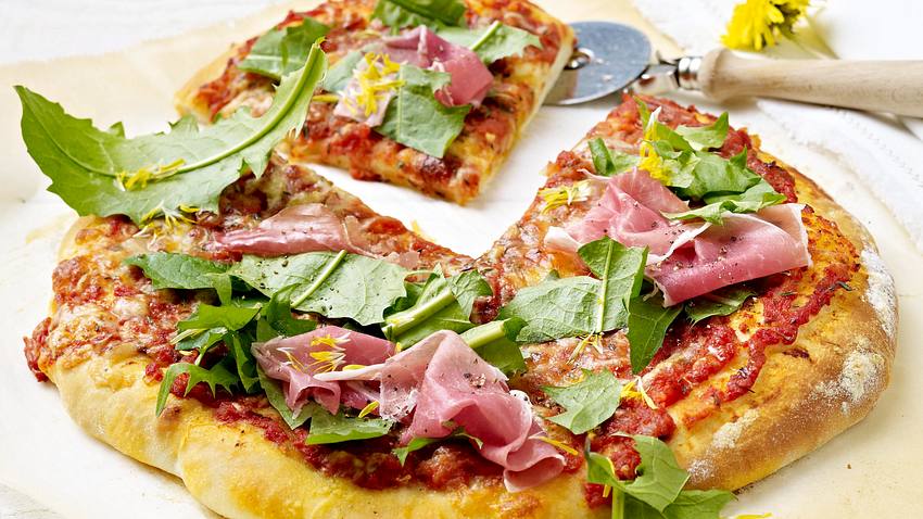 Löwenzahn-Pizza Rezept - Foto: House of Food / Bauer Food Experts KG