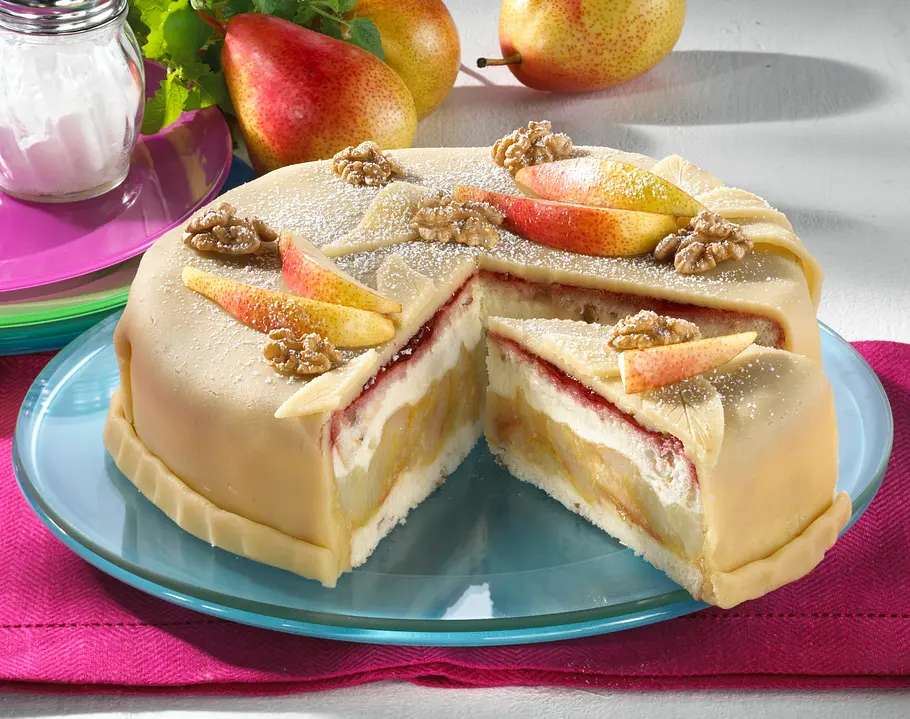 Lübecker Birnenkuchen mit selbst gemachter Marzipandecke Rezept