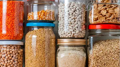 Viele luftdichte Aufbewahrungsboxen mit verschiedenen Leckereien. - Foto: iStock/Fotos | Speisekammer Viele luftdichte Aufbewahrungsboxen mit verschiedenen Leckereien. - Foto: iStock/Fotos | Speisekammer