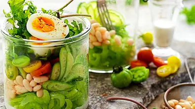 Lunch aus dem Glas: Chefsalat fürs Homeoffice Rezept - Foto: LECKER @ Bauer Media Group