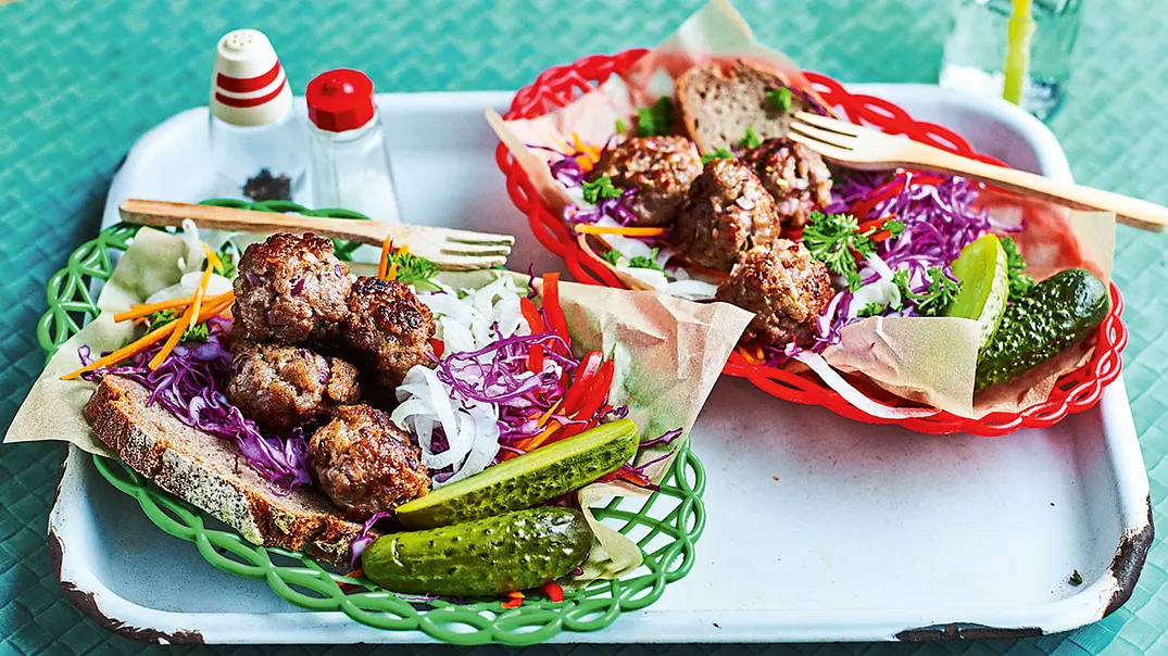 Lunchbox-Mettbällchen auf Rotkohlsalat Rezept - Foto: LECKER @ Bauer Media Group Lunchbox-Mettbällchen auf Rotkohlsalat Rezept - Foto: LECKER @ Bauer Media Group