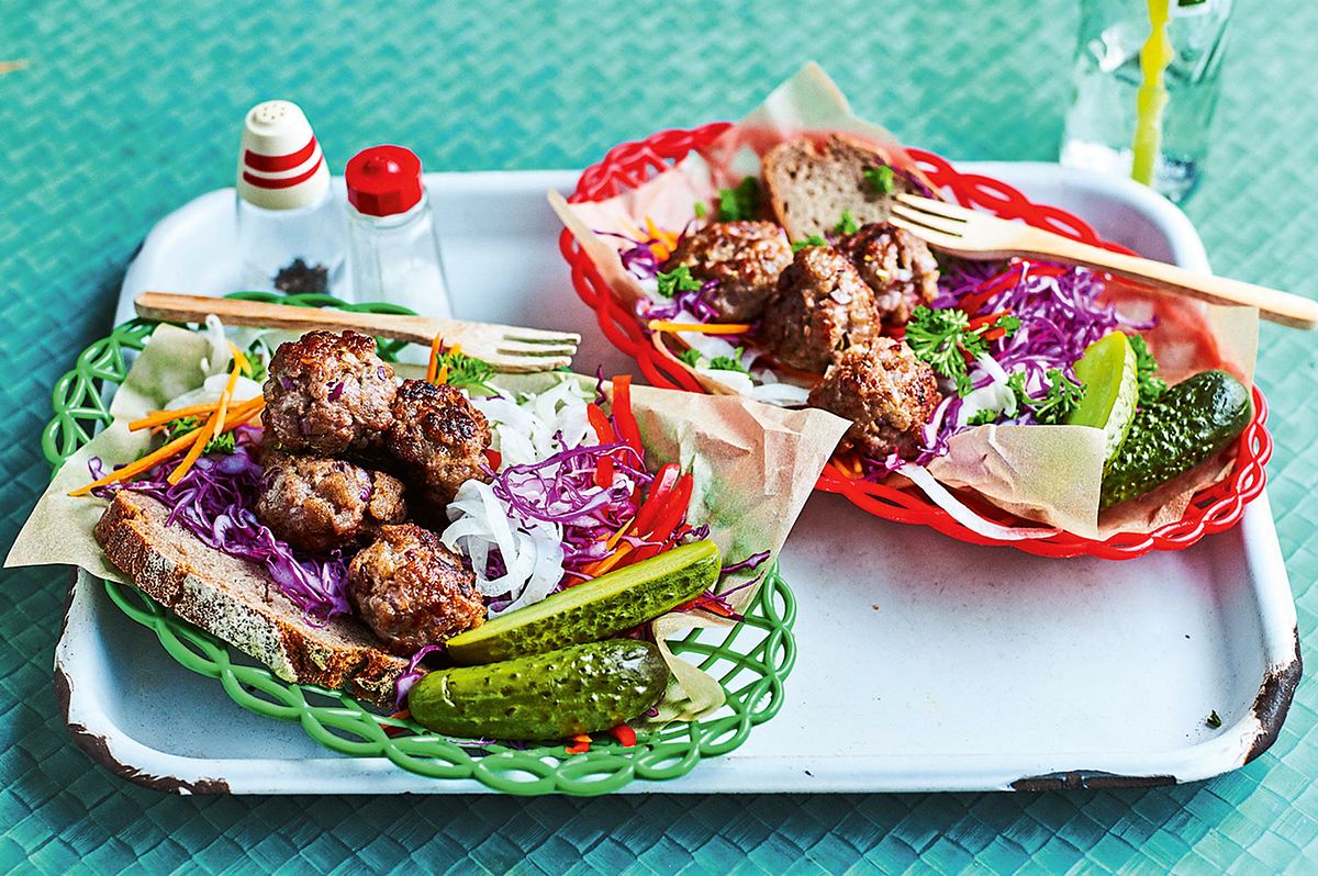 Lunchbox-Mettbällchen auf Rotkohlsalat Rezept