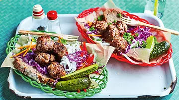 Lunchbox-Mettbällchen auf Rotkohlsalat Rezept - Foto: LECKER @ Bauer Media Group