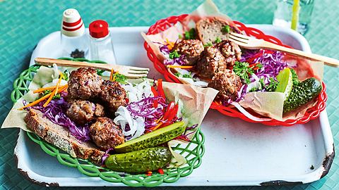 Lunchbox-Mettbällchen auf Rotkohlsalat Rezept - Foto: House of Food / Bauer Food Experts KG