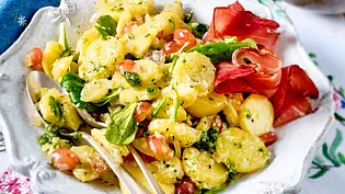 Lunchtime-Kartoffelsalat mit Pesto Rezept - Foto: LECKER @ Bauer Media Group Lunchtime-Kartoffelsalat mit Pesto Rezept - Foto: LECKER @ Bauer Media Group