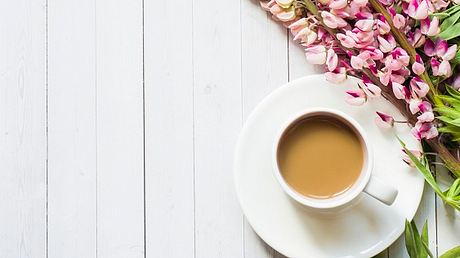 Lupinenkaffee neben Lupinen auf Tisch - Foto: iStock/derketta