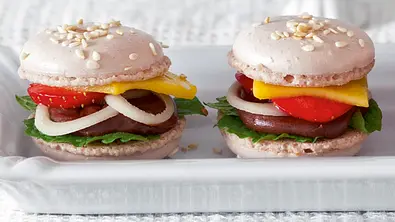 Macaron-Burger Rezept - Foto: LECKER @ Bauer Media Group