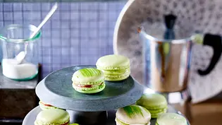 Macarons mit Basilikum-Ganache und Erdbeerkompott Rezept - Foto: LECKER @ Bauer Media Group Macarons mit Basilikum-Ganache und Erdbeerkompott Rezept - Foto: LECKER @ Bauer Media Group