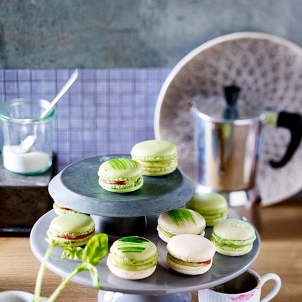 Macarons mit Basilikum-Ganache und Erdbeerkompott Rezept