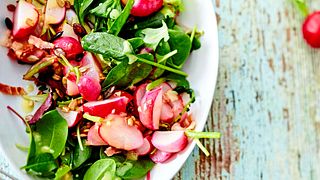 Macht fix fit: Spinatsalat mit Bacon-Radieschen Rezept - Foto: House of Food / Bauer Food Experts KG