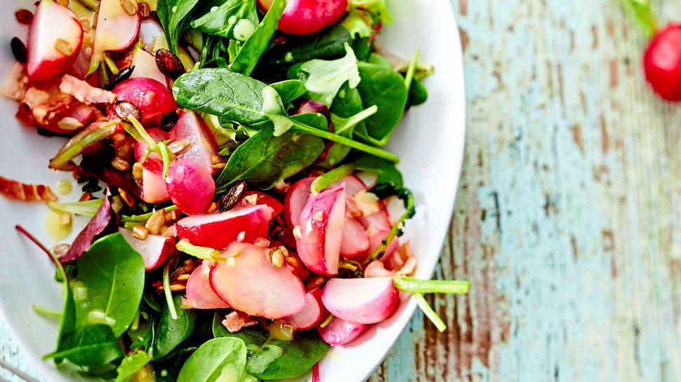 Macht fix fit: Spinatsalat mit Bacon-Radieschen Rezept - Foto: House of Food / Bauer Food Experts KG