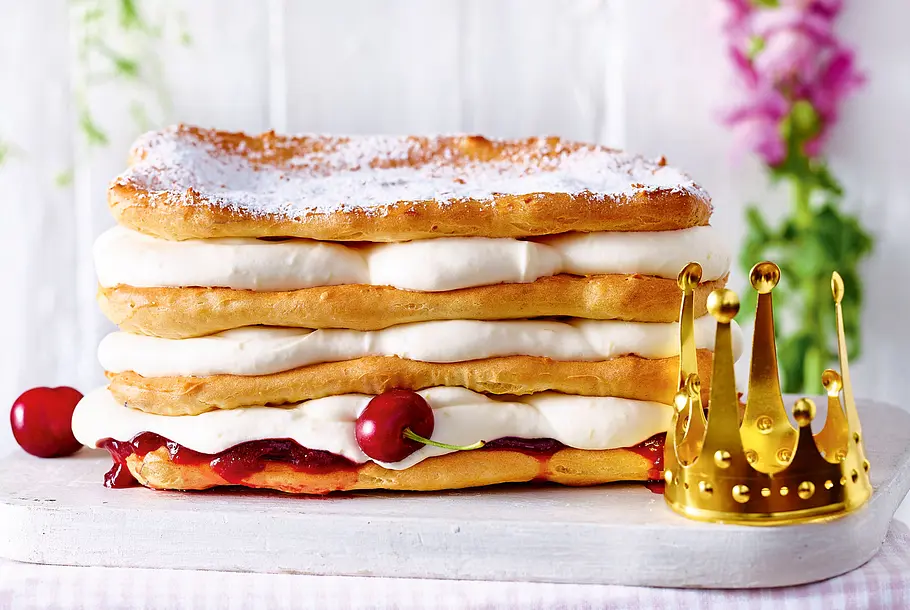 Märchen-Kuchen: Prinzessin auf der Kirsche Torte Märchen-Kuchen: Prinzessin auf der Kirsche Torte