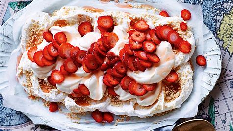 Märchenhafte Erdbeer-Pavlova mit Nussknusper auf einem großen Servierteller - Foto: House of Food / Bauer Food Experts KG