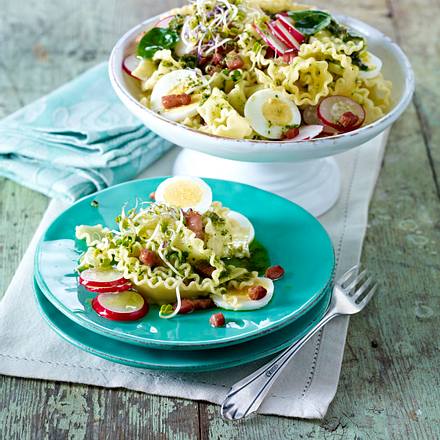 Mafaldine mit Brunnenkresse-Pesto, Eiern, Radieschen, Sprossen und Speckwürfeln Rezept