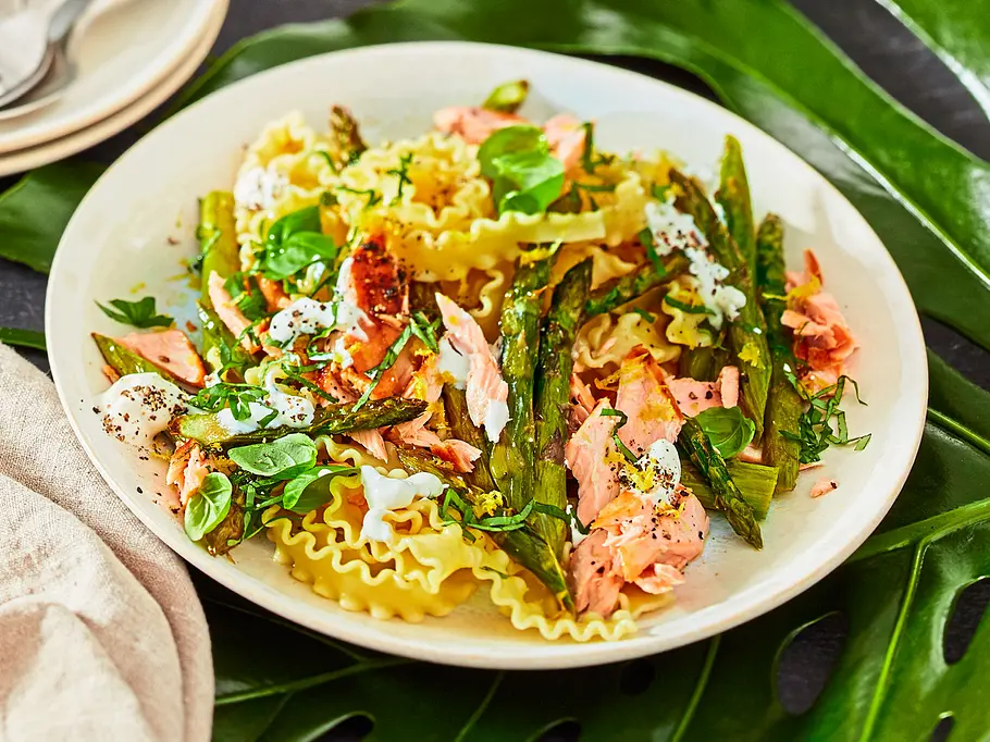 Mafaldine mit Lachs und Spargel aus dem Ofen Mafaldine mit Lachs und Spargel aus dem Ofen