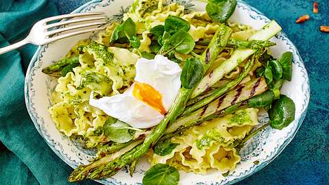 Nudeln mit Spargel: Mafaldine mit Spargel und Brunnenkresse-Pesto - Foto: House of Food / Bauer Food Experts KG