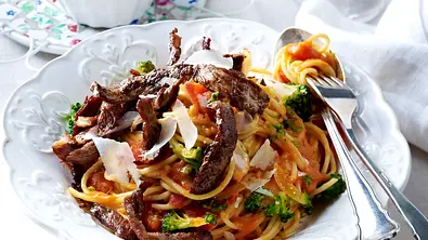Mafianudeln (Spaghetti mit Steakstreifen in Tomaten-Wodka-Soße) Rezept - Foto: LECKER @ Bauer Media Group