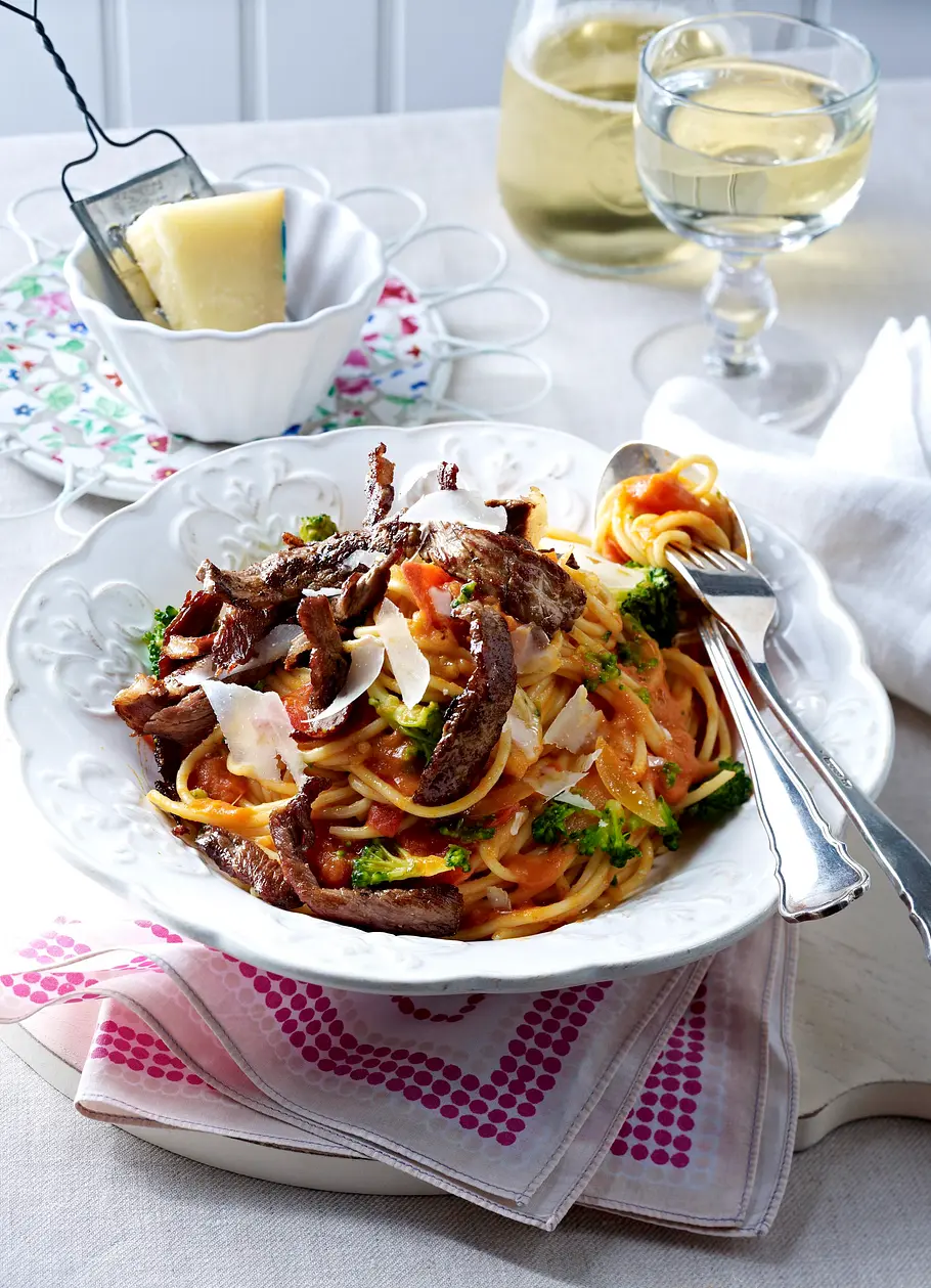 Mafianudeln (Spaghetti mit Steakstreifen in Tomaten-Wodka-Soße) Rezept Mafianudeln (Spaghetti mit Steakstreifen in Tomaten-Wodka-Soße) Rezept