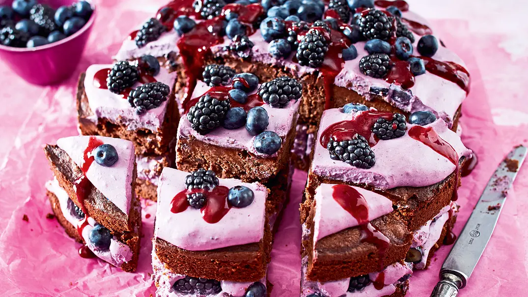 Magische Brombeer-Blaubeer-Torte Rezept - Foto: LECKER @ Bauer Media Group Magische Brombeer-Blaubeer-Torte Rezept - Foto: LECKER @ Bauer Media Group