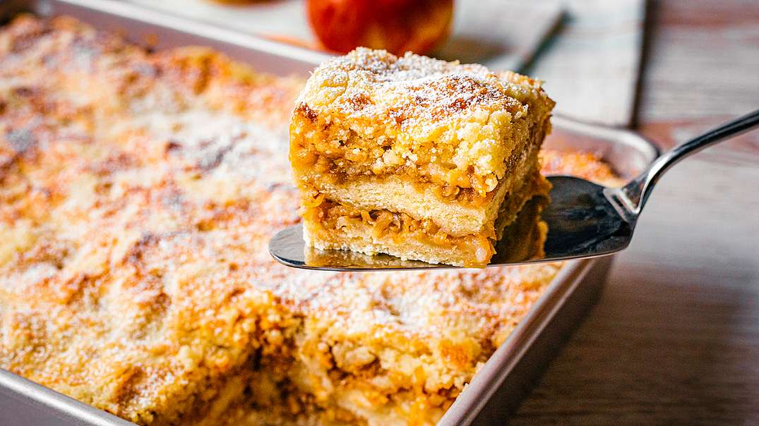 Gestreuter Apfelkuchen Rezept - Foto: ShowHeroes für LECKER @ Bauer Media Group