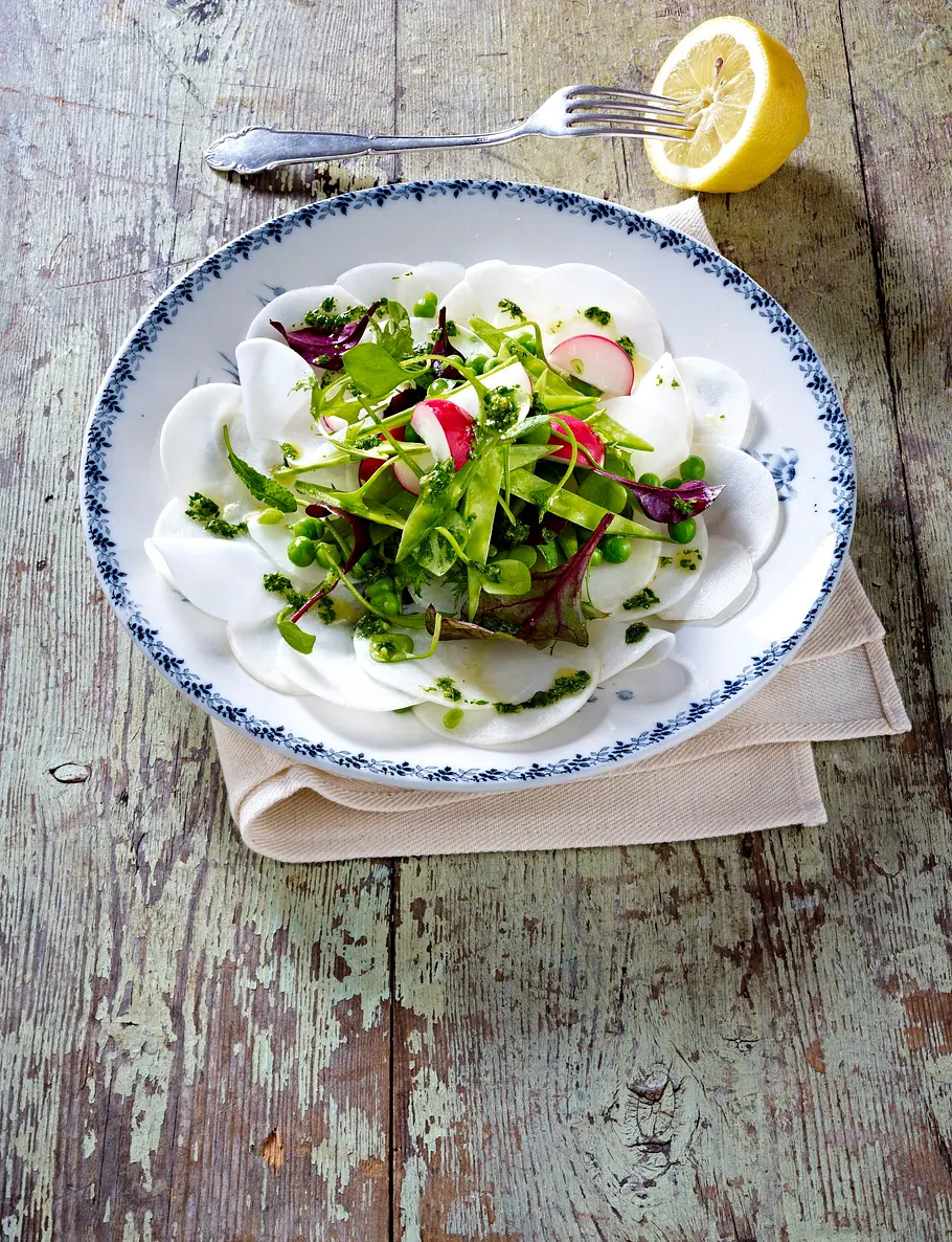 Mairübchen-Carpaccio mit Zuckerschotensalat Rezept Mairübchen-Carpaccio mit Zuckerschotensalat Rezept